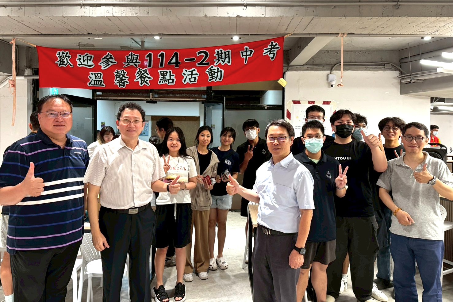 師長與學生宿舍自治幹部於第二餐廳合影。