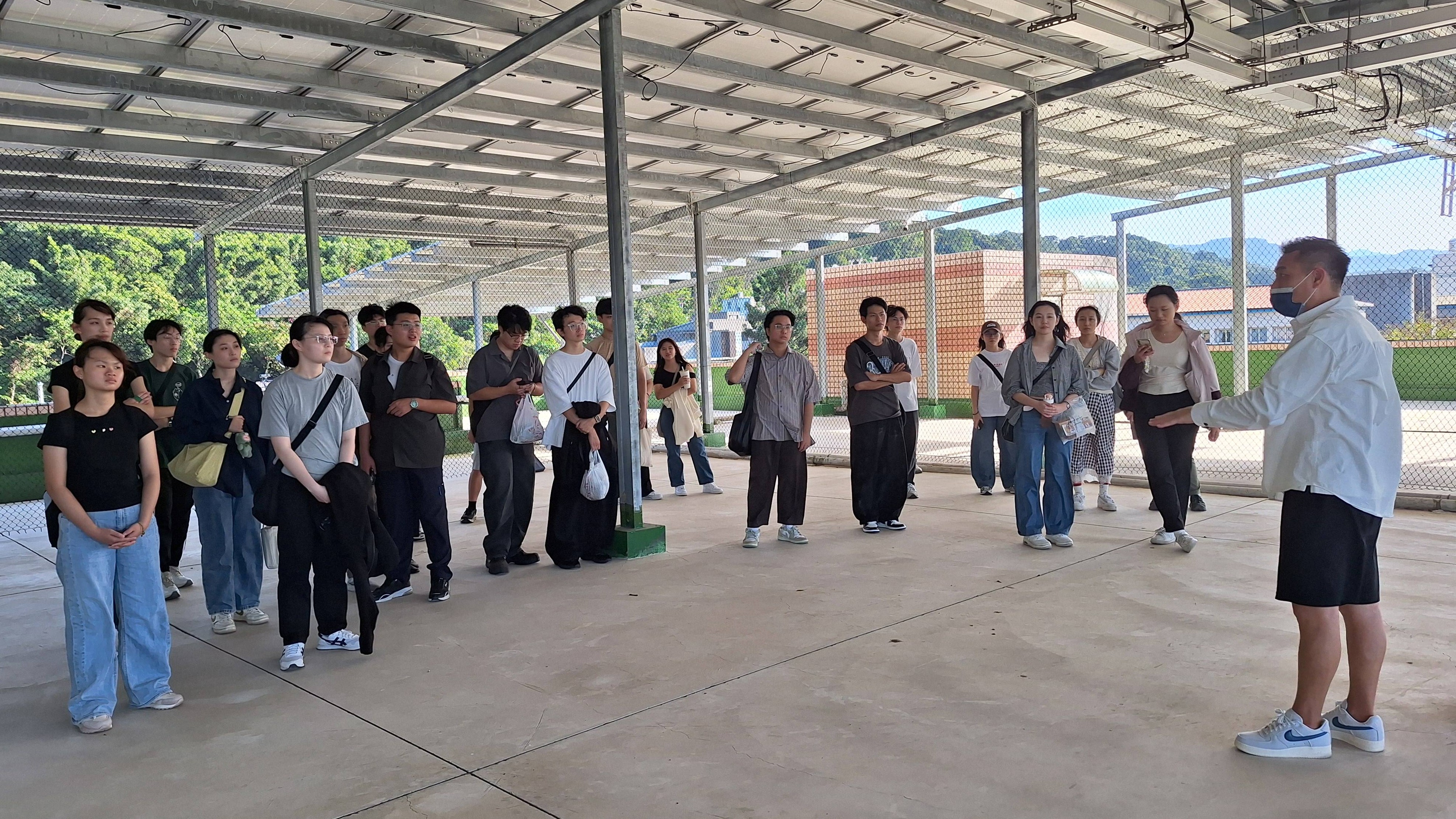 黃烈誠專員為海大學生解說太陽能發電站維運實務