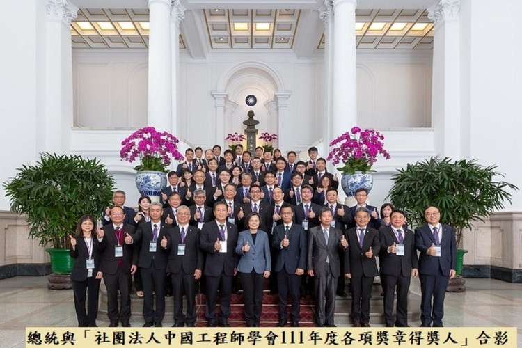 President Ing-Wen Tsai Meets NTOU President Tai-Wen Hsu to recognize NTOU's Industrial-Academic Cooperation