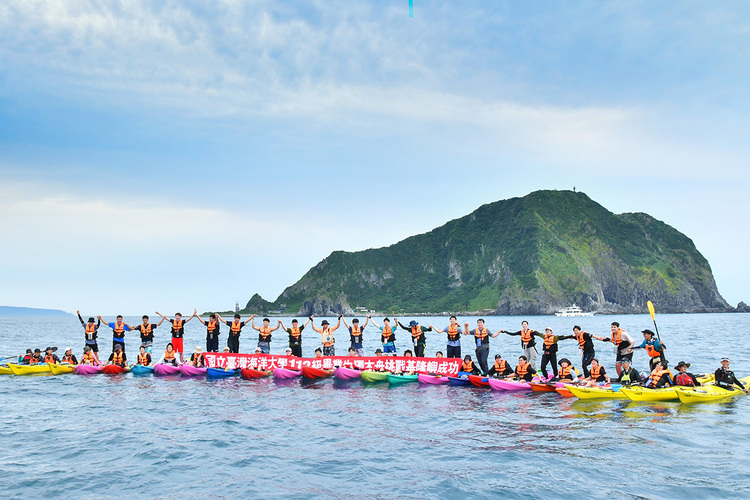 海大畢業生划獨木舟繞行基隆嶼 與海共舞展現挑戰自我精神